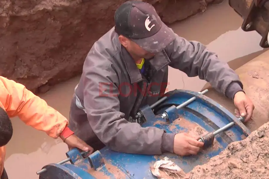 Trabajo de Obras Sanitarias en avenida Don Bosco.