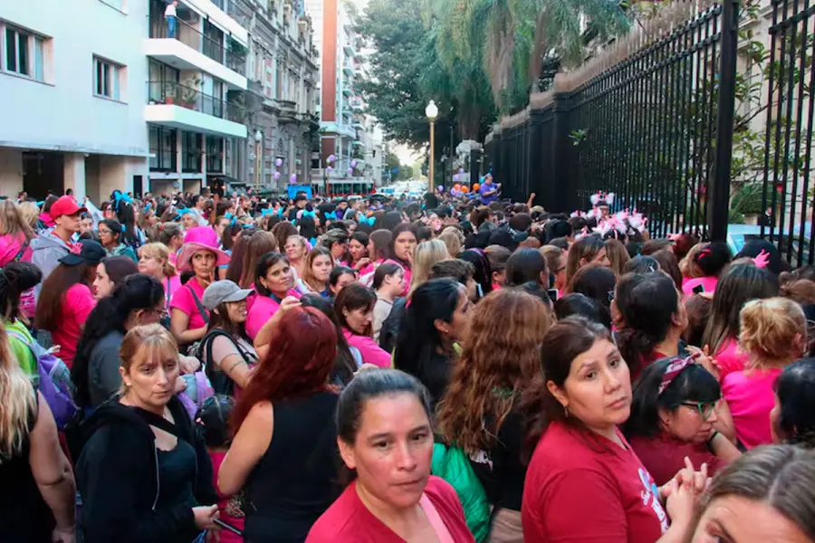 Gran cantidad de personas esperaron al cantante. Foto: La Naci&oacute;n.