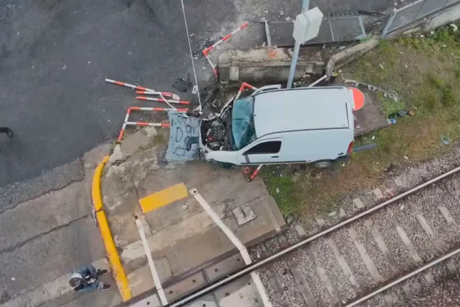 Accidente tren con camioneta. Foto: TN.