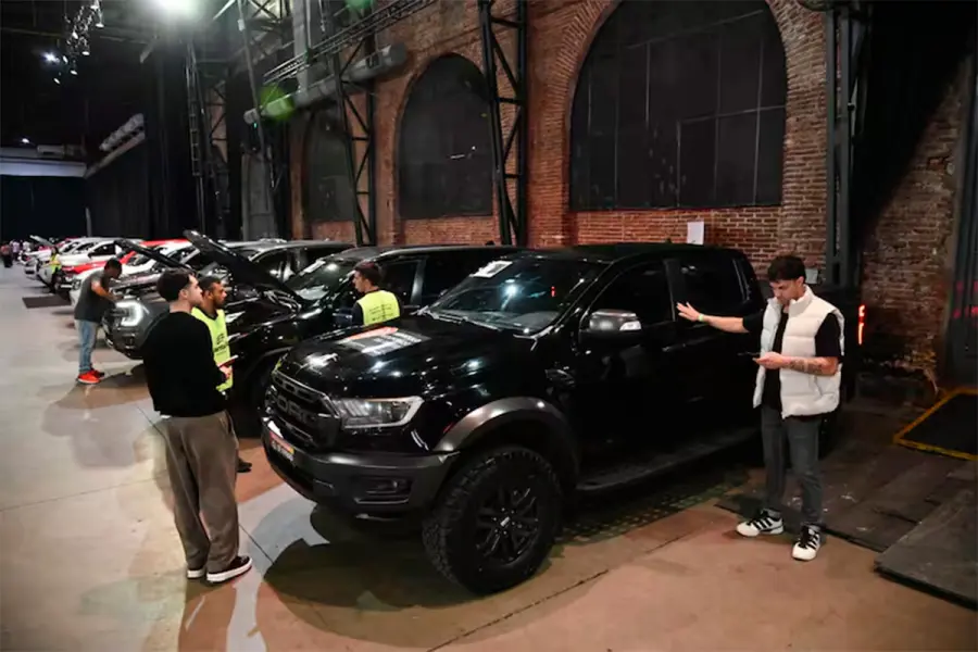 Adem&aacute;s de la avioneta, se subastaron autos, camionetas y motos (foto La Naci&oacute;n)