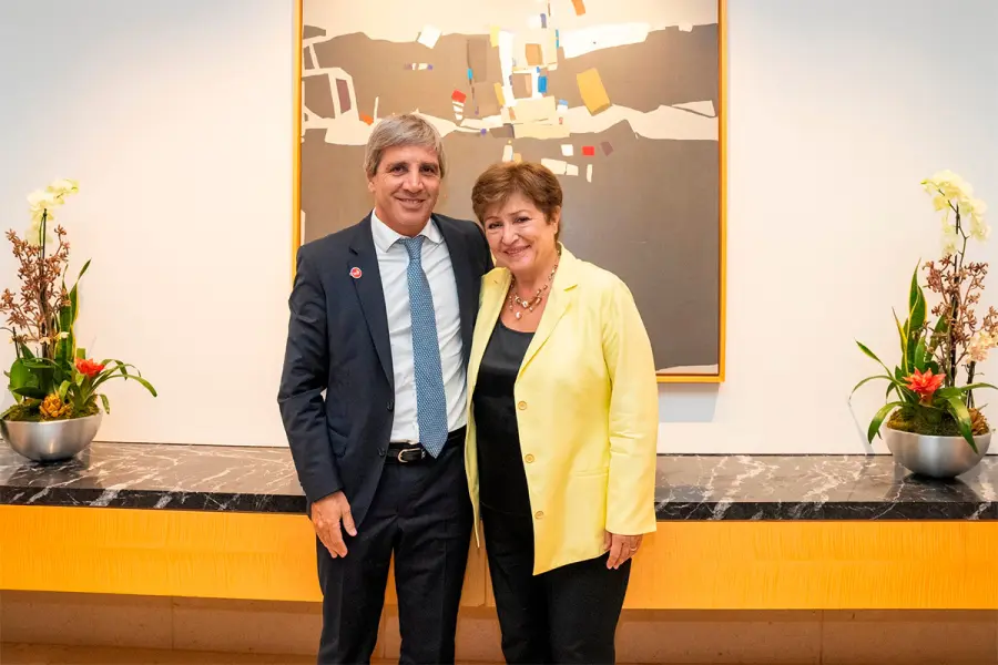 Luis Caputo junto a Kristalina Georgieva