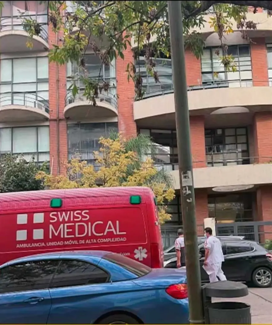 El momento en el que una ambulancia concurre al departamento de Ian Lucas. Captura: Am&eacute;rica TV