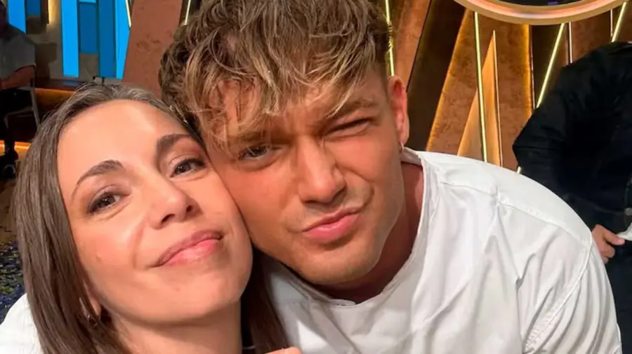 Ian Lucas junto a su madre