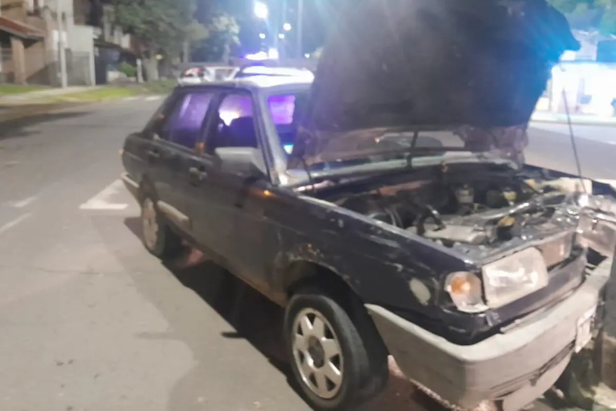 Siniestro vial en Paraná: un automovilista chocó contra un poste y fue hospitalizado