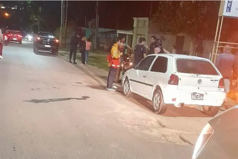 Una moto chocó desde atrás a un auto que frenó para ingresar a un hipermercado