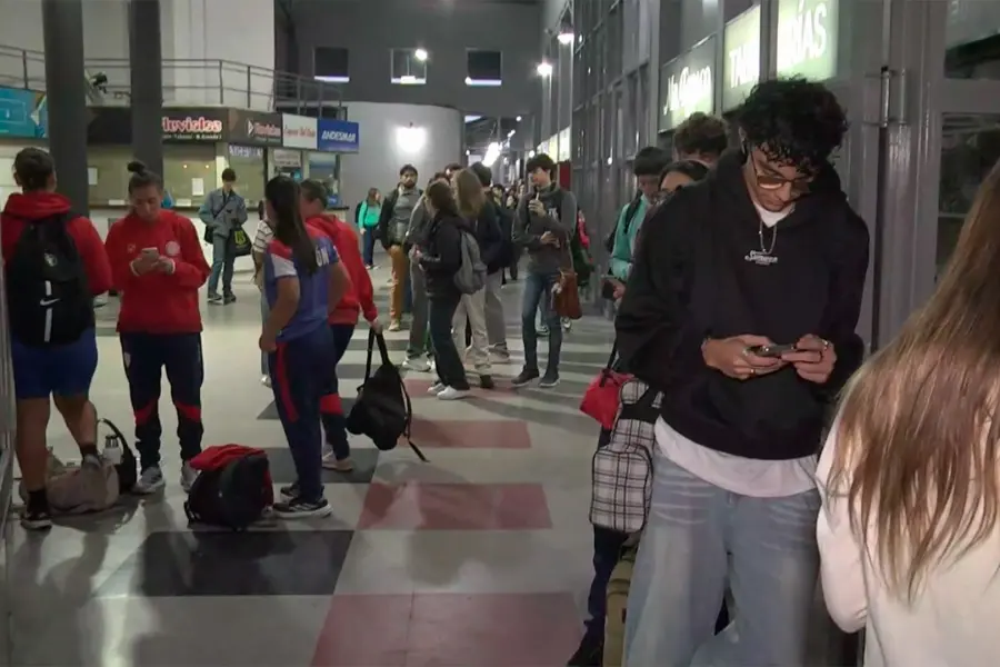 Largas colas por el sorpresivo paro de colectivos en la terminal.