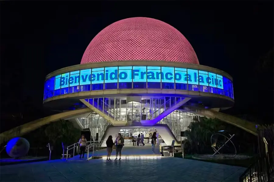 El planetario se ilumin&oacute; con los colores del Alpine de Colapinto