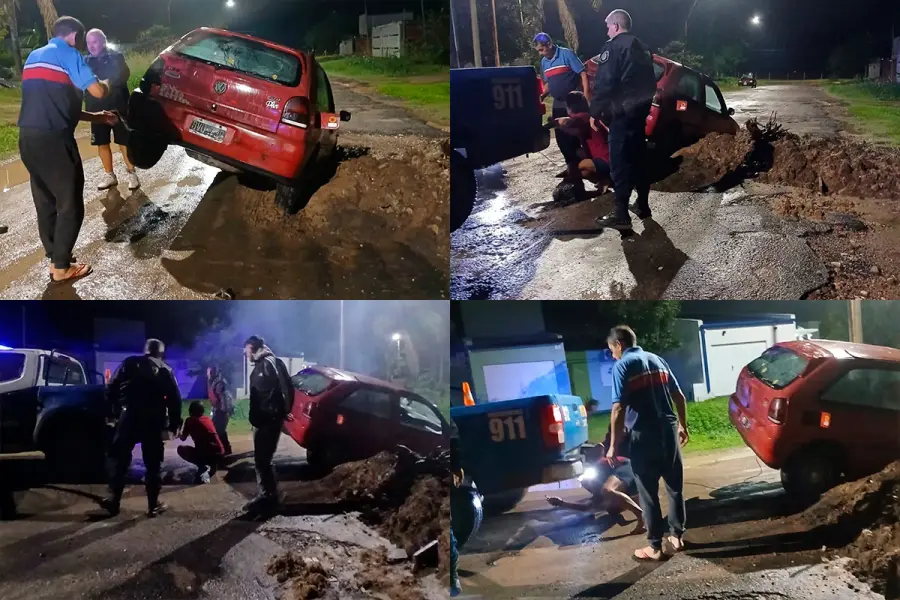 Un auto cay&oacute; en un pozo (foto Reporte 100.7)