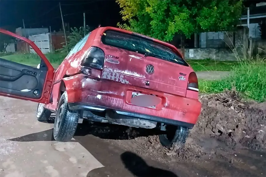 Un auto cay&oacute; en un pozo (foto Reporte 100.7)