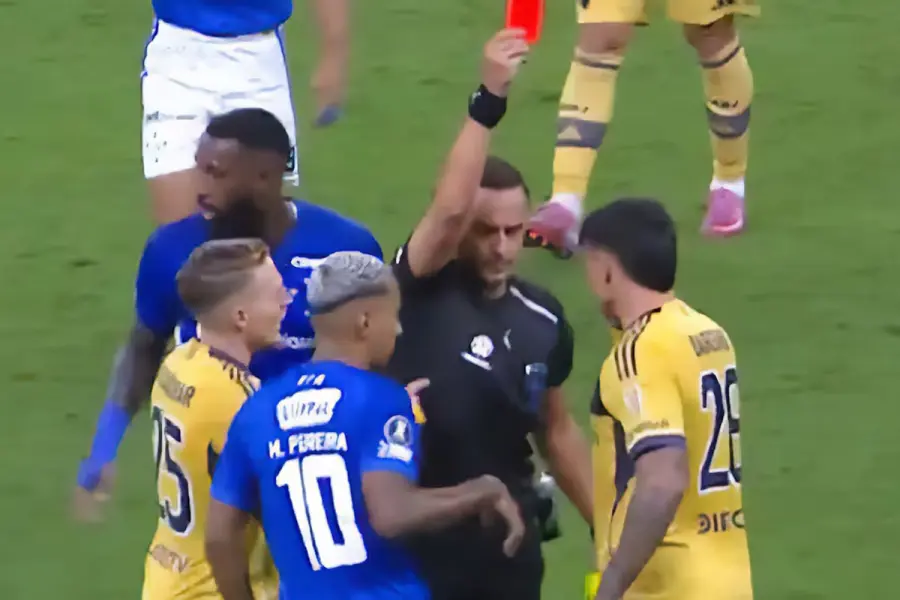 Adam Bareiro fue expulsado. Foto: La Naci&oacute;n.