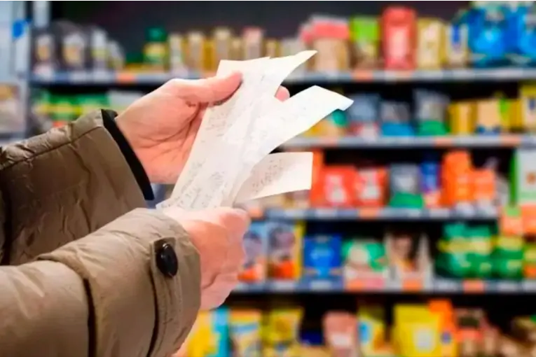 La canasta básica aumentó 2,2% en junio y una familia necesitó más de $1.530.000 para no ser pobre