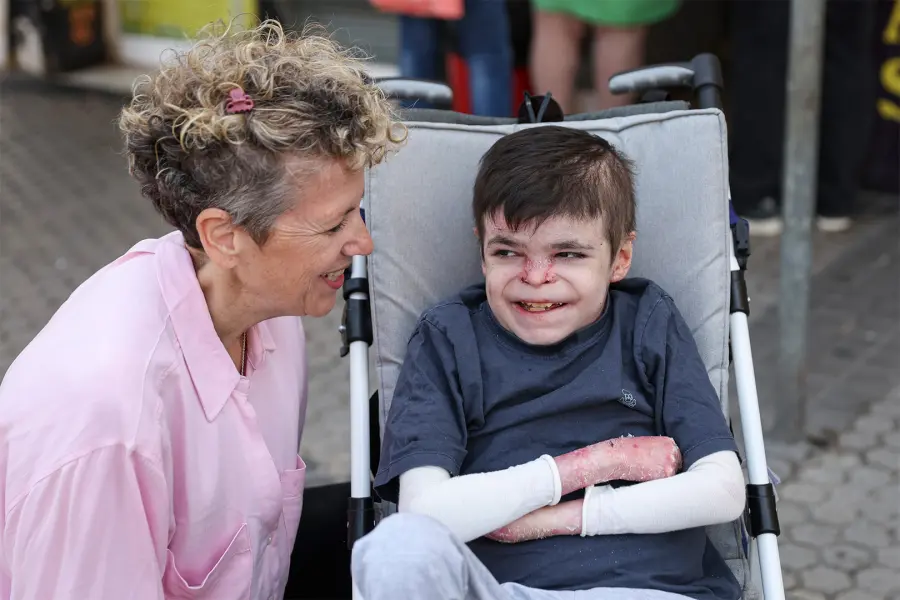 Leo junto a su mam&aacute;