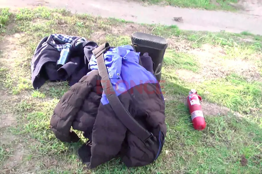 Incendio de un veh&iacute;culo en Paran&aacute; fue controlado por automovilistas con matafuegos (foto Elonce)