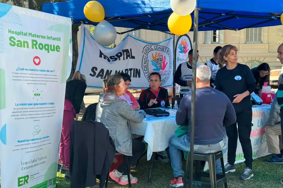 Vacunaci&oacute;n en plaza c&eacute;ntrica de Paran&aacute; (foto Elonce)
