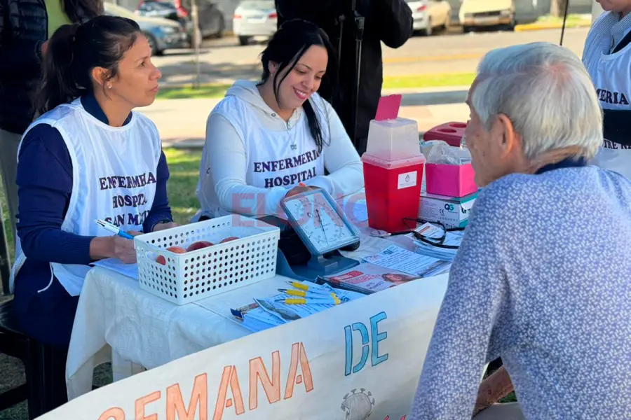 Vacunaci&oacute;n en plaza c&eacute;ntrica de Paran&aacute; (foto Elonce)