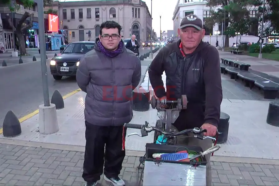 Ram&oacute;n Godoy, junto a su hijo (foto Elonce)