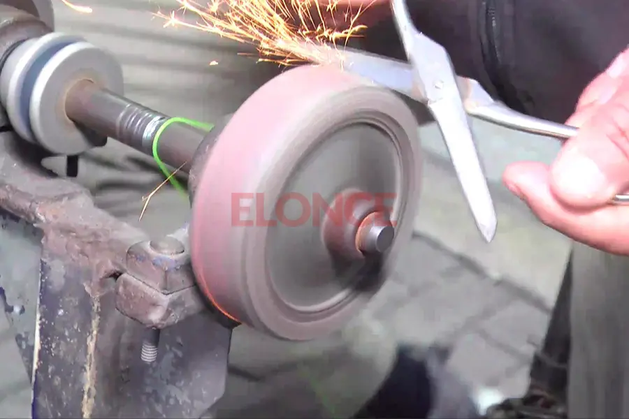 Ram&oacute;n Godoy, afilador (foto Elonce)