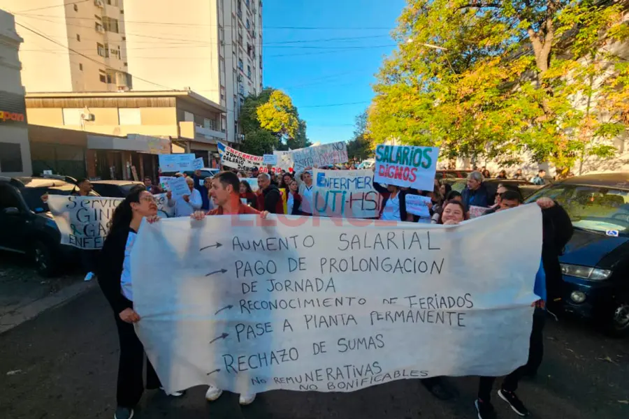 Protesta de empleados de hospital San Mart&iacute;n (foto Elonce)