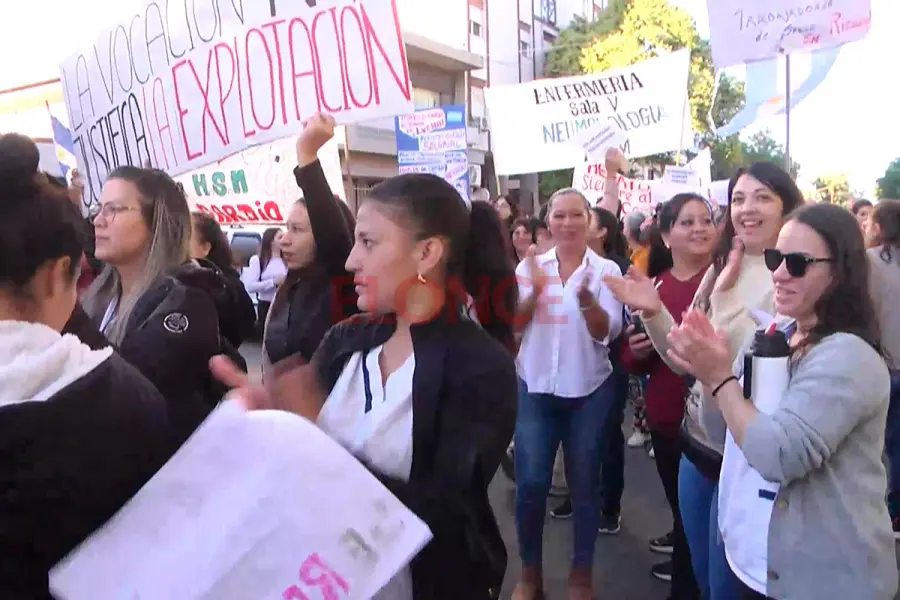Protesta de empleados de hospital San Mart&iacute;n (foto Elonce)