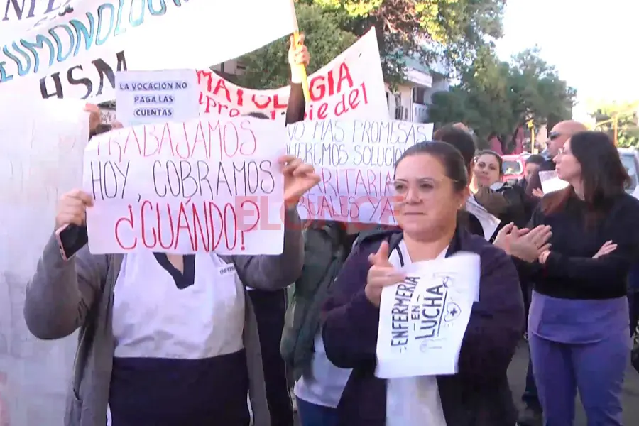 Protesta de empleados de hospital San Mart&iacute;n (foto Elonce)