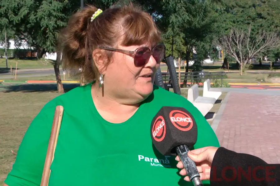 Azucena, encargada de la limpieza de la plaza