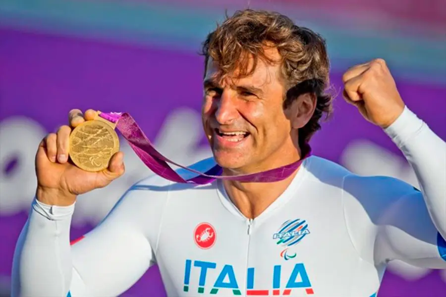 Alex Zanardi celebra su oro en los Juegos Paral&iacute;mpicos de Londres 2012. (DPA).