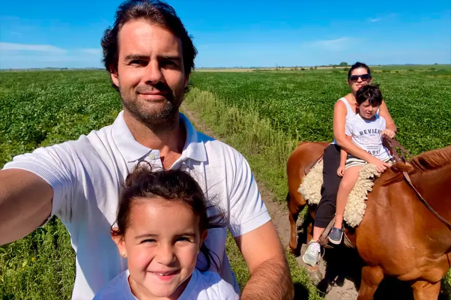 La familia de Diego, paseando a caballo en uno de los lotes (Foto: Diego &Aacute;lvarez).