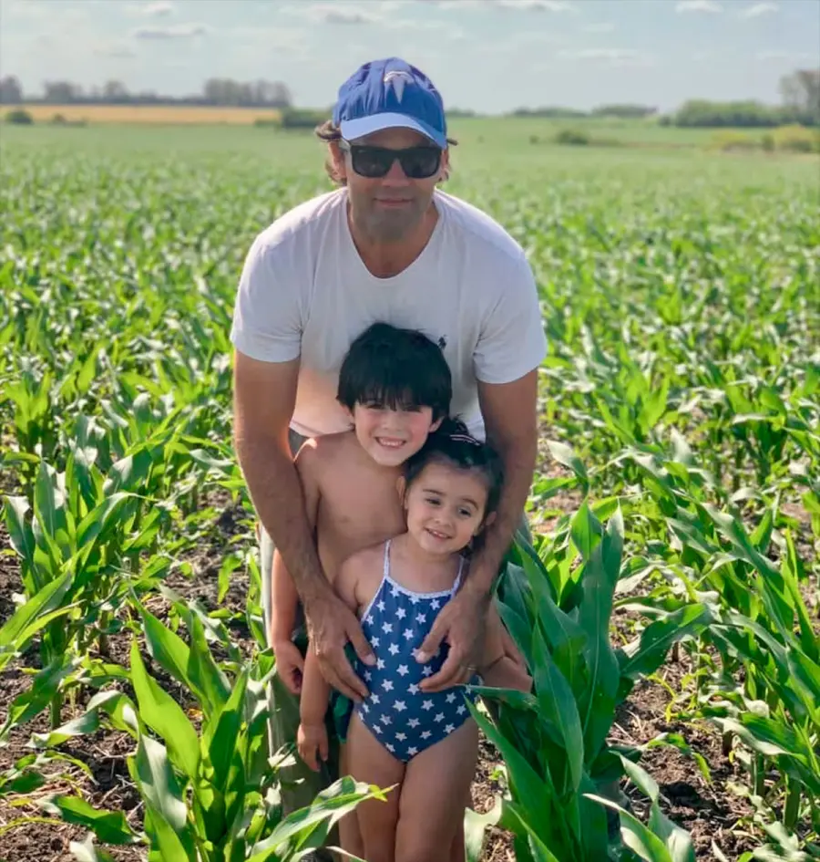Santos (11) y Juana (8), los hijos del ingeniero que tendr&aacute;n acceso a "c&oacute;mo razona" el campo su pap&aacute; (Foto: Diego &Aacute;lvarez).