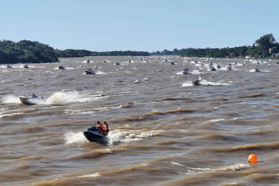 Largada de lanchas en la Fiesta Nacional del Surub&iacute;, en Goya (Corrientes)