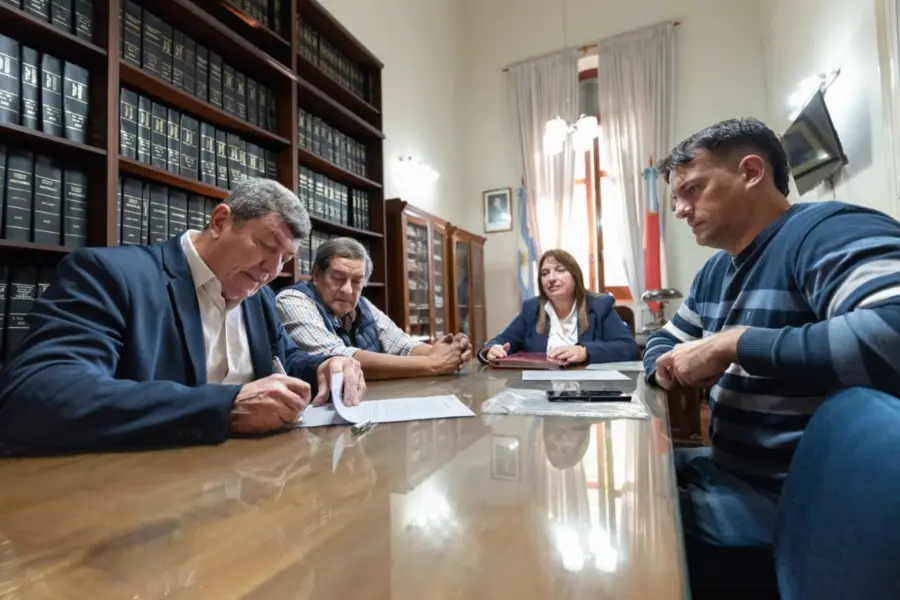 Firma del acuerdo en Nogoy&aacute;.