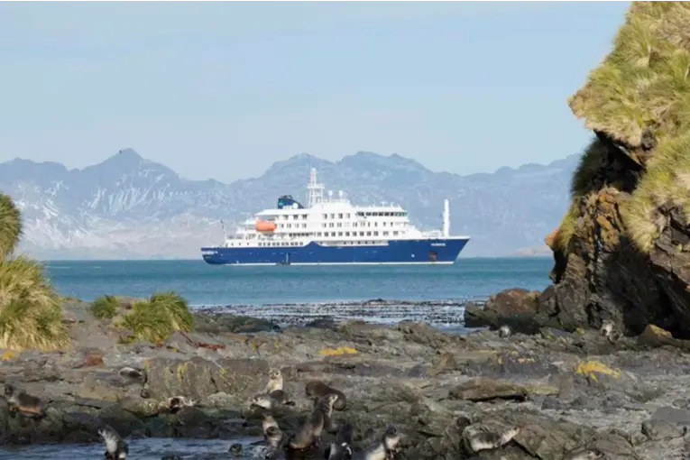 Confirmaron que un argentino permanece a bordo del crucero MV Hondius varado por brote de hantavirus