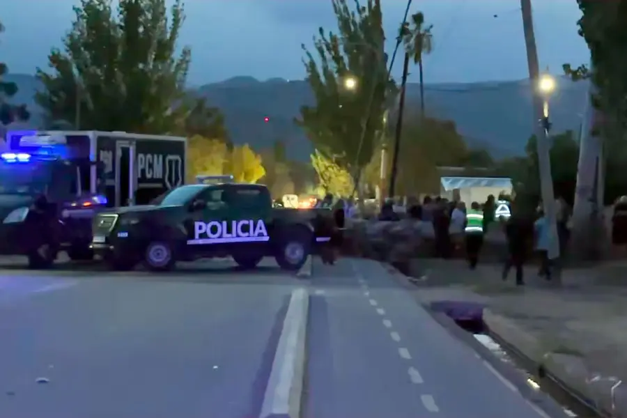 En el lugar, trabajaron los Bomberos, el personal de la Comisar&iacute;a N&deg; 36, de la Guardia Urbana Municipal y autoridades judiciales. (Foto: captura de TN.)