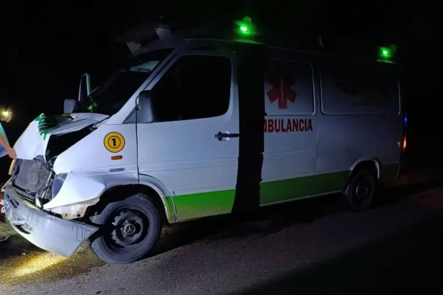 Ambulancia accidentada en Ruta 4.