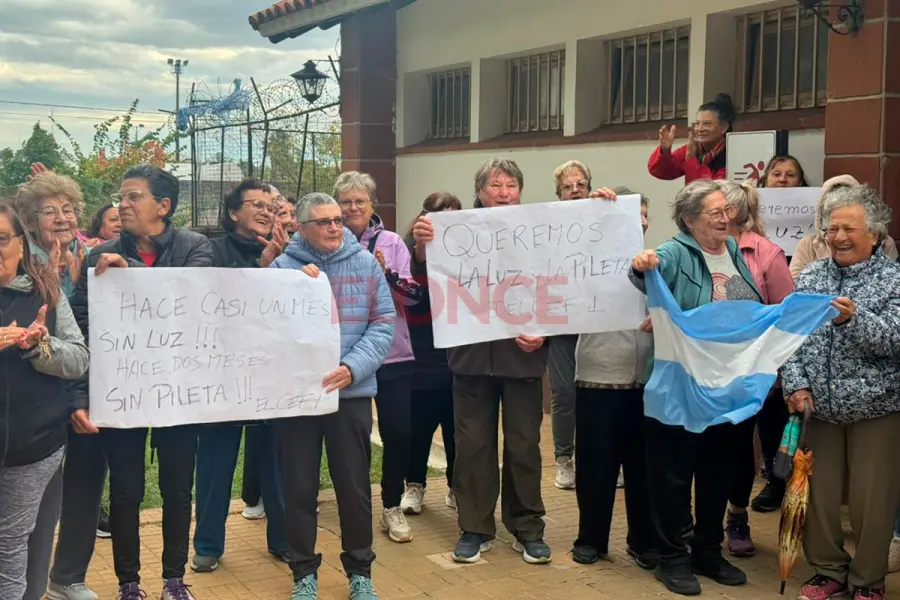 Reclamo en el Centro de Educaci&oacute;n F&iacute;sica N&ordm; 1 de Paran&aacute; (foto Elonce)