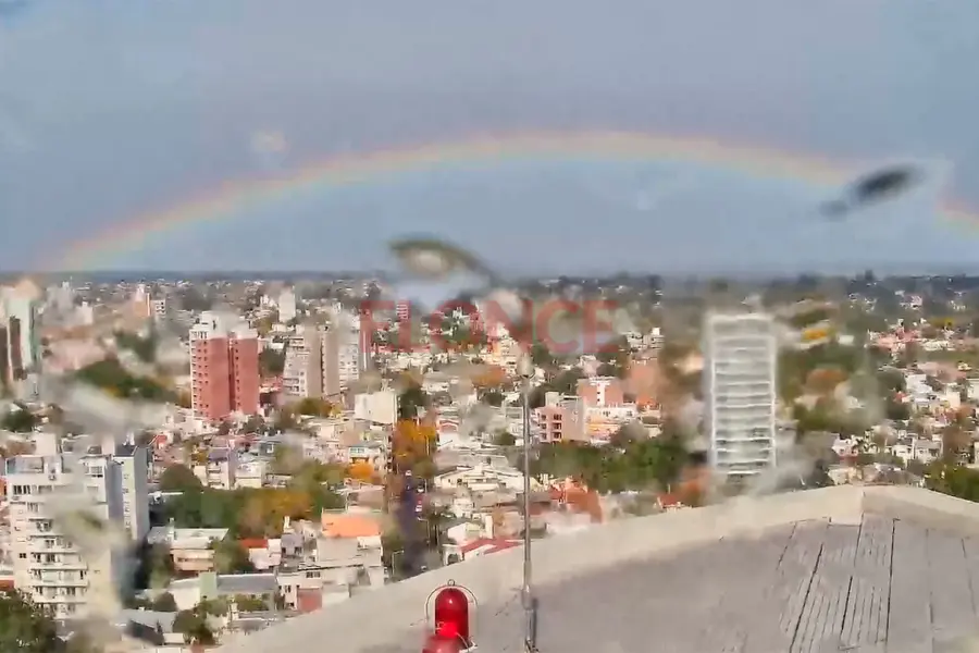 Lluvia, sol y un arco iris en el cielo de Paran&aacute;