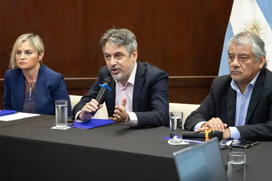 Autoridades sanitarias analizaron la situaci&oacute;n por el brote de hantavirus en un crucero