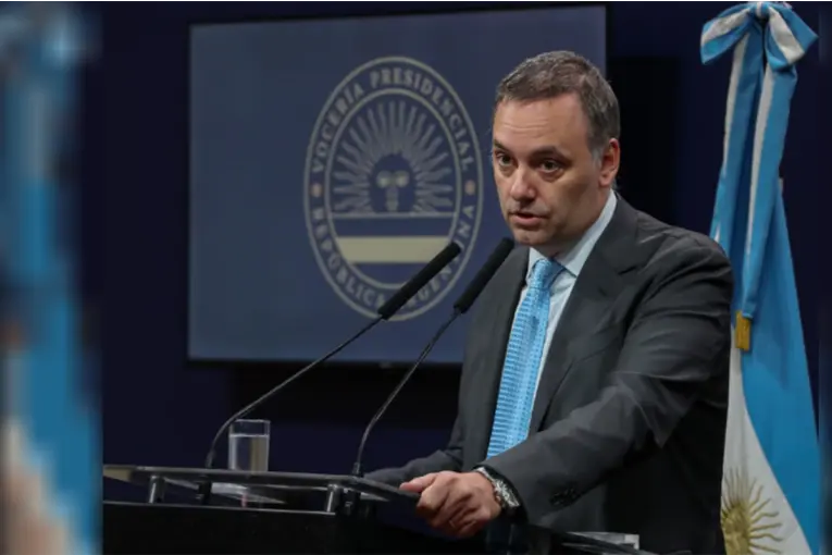 Adorni prepara su declaración jurada mientras avanza la causa judicial en su contra