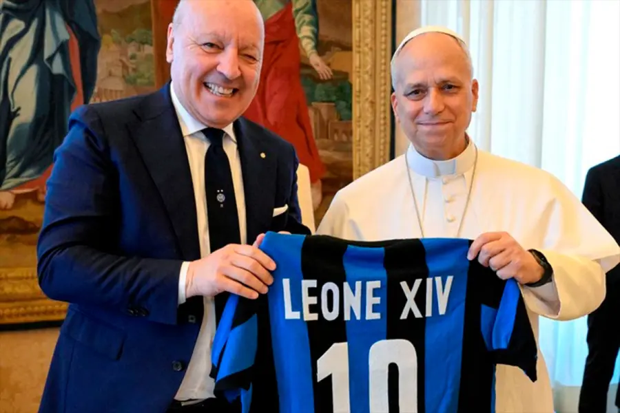 El Papa Le&oacute;n XIV con la camiseta del Inter. (Reuters).