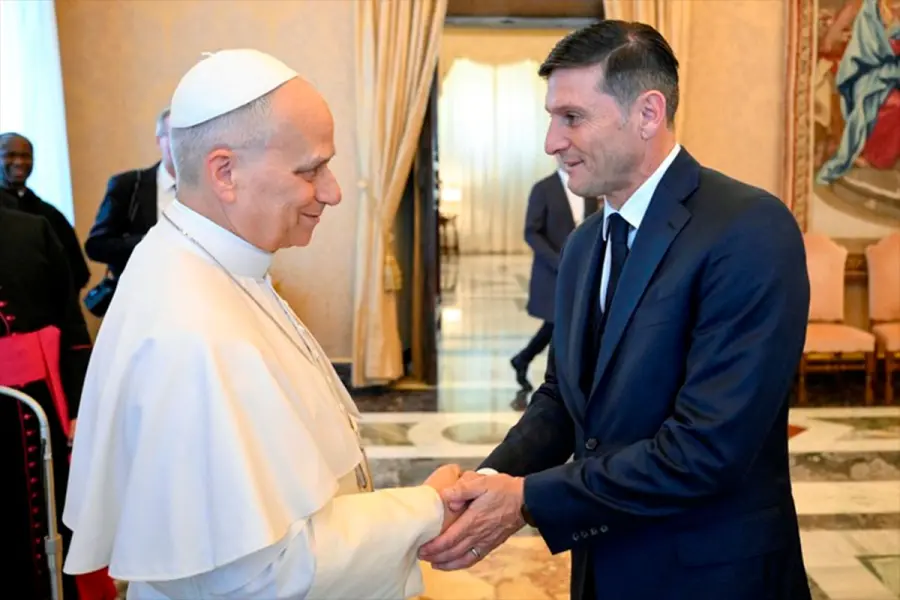El Papa Le&oacute;n XIV con el Pupi Zanetti. (Reuters).