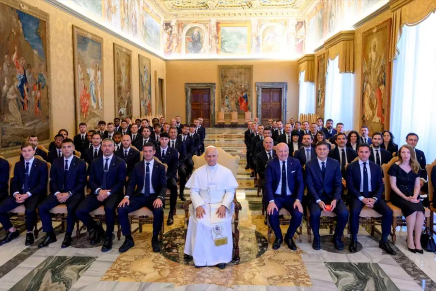 El Papa Le&oacute;n XVI con el plantel del Inter. (Reuters).