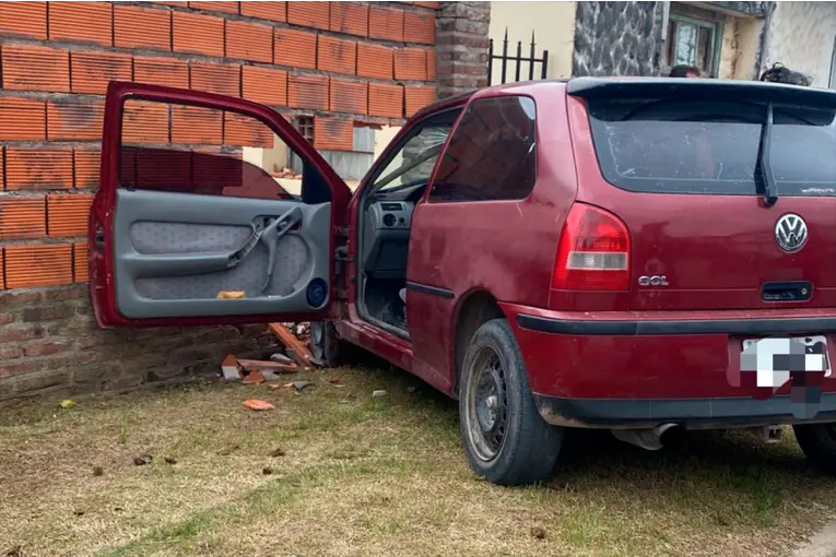 Conductor perdió el control del auto, subió a la vereda y se incrustó contra una casa