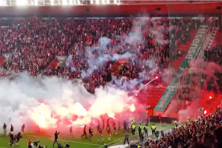 El brutal final de un clásico en Europa: bengalas, agresiones y partido suspendido