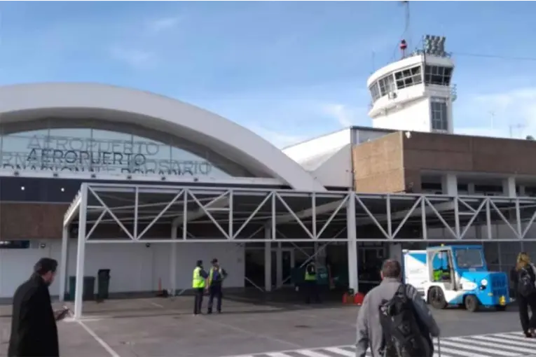 Imputarían por exhibiciones obscenas a la pareja hallada semidesnuda en un avión
