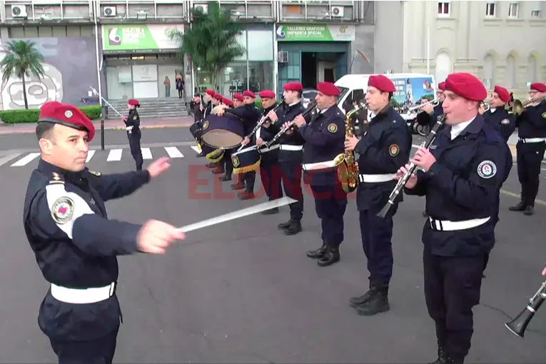 La Banda de la Policía emocionó al interpretar el Himno Nacional frente a Casa de Gobierno