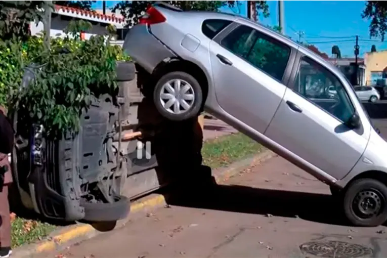 Una mujer de 91 años perdió el control y montó su auto sobre una camioneta