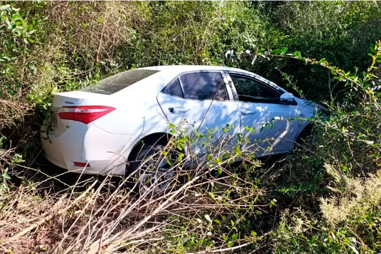 Conductor de auto se durmió al volante, despistó de la Ruta 4 y terminó entre los árboles