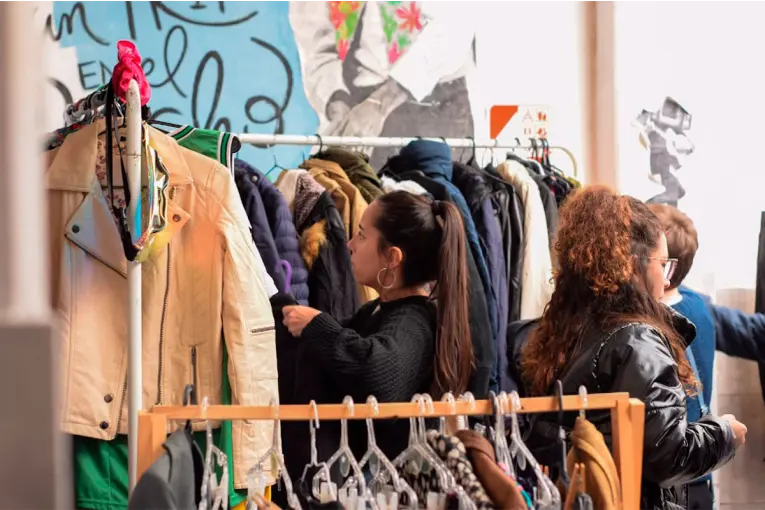 Organizan la segunda edición de la Feria Vintage en Paraná: moda circular, música y actividades culturales