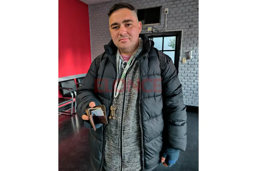 Hugo, feliz de recuperar su billetera
