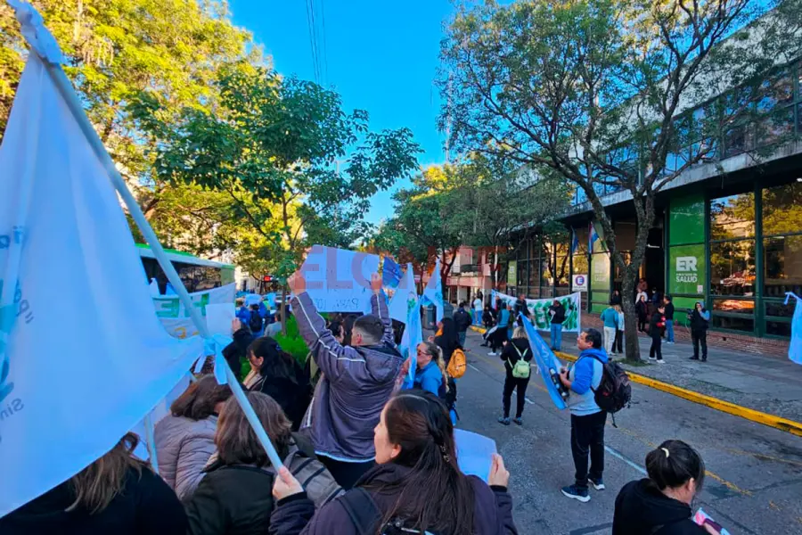 Protesta frente a Salud (foto Elonce)