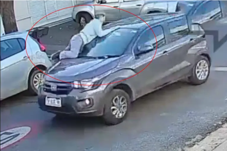 Su subió al capot de su auto para evitar que se lo roben y la arrastraron varios metros